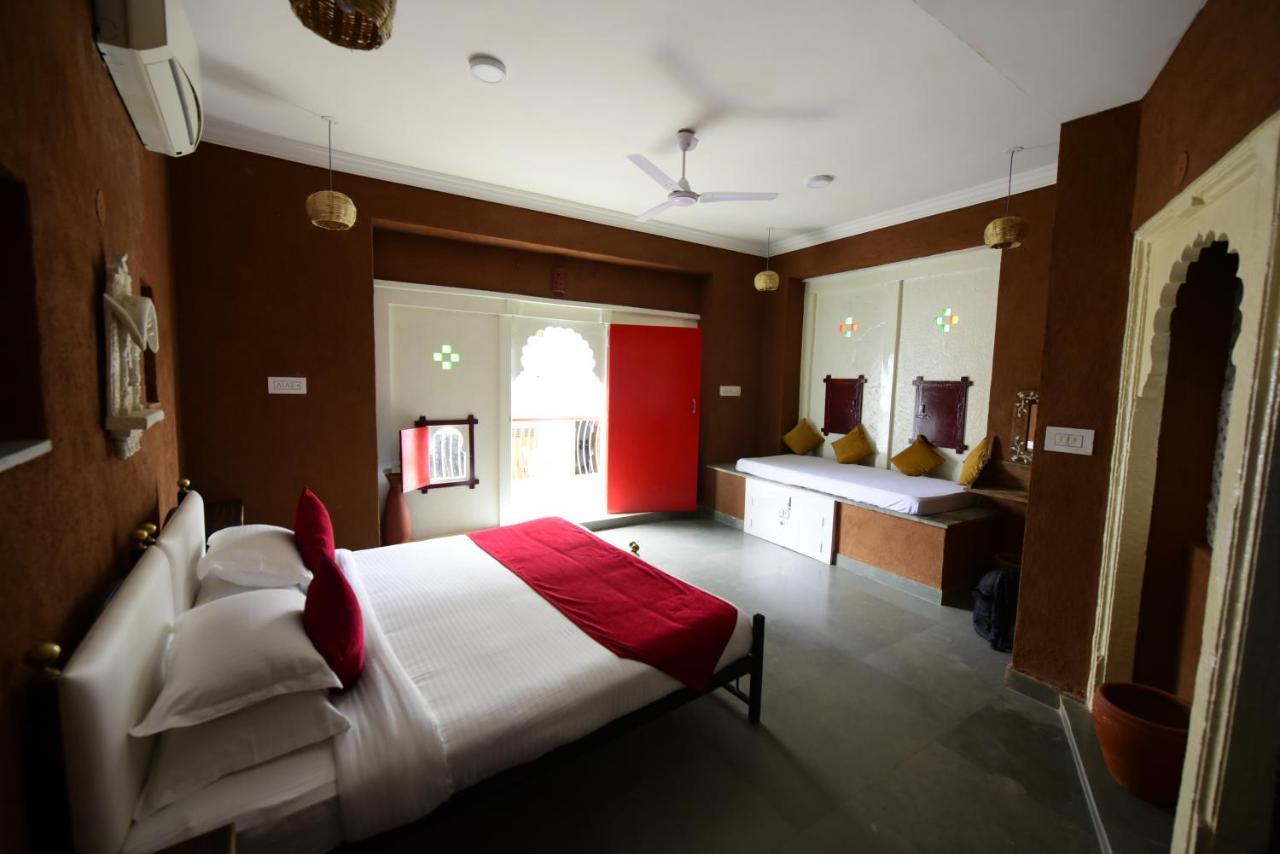 Hotel Udai Niwas By The Lake Udaipur Exterior photo