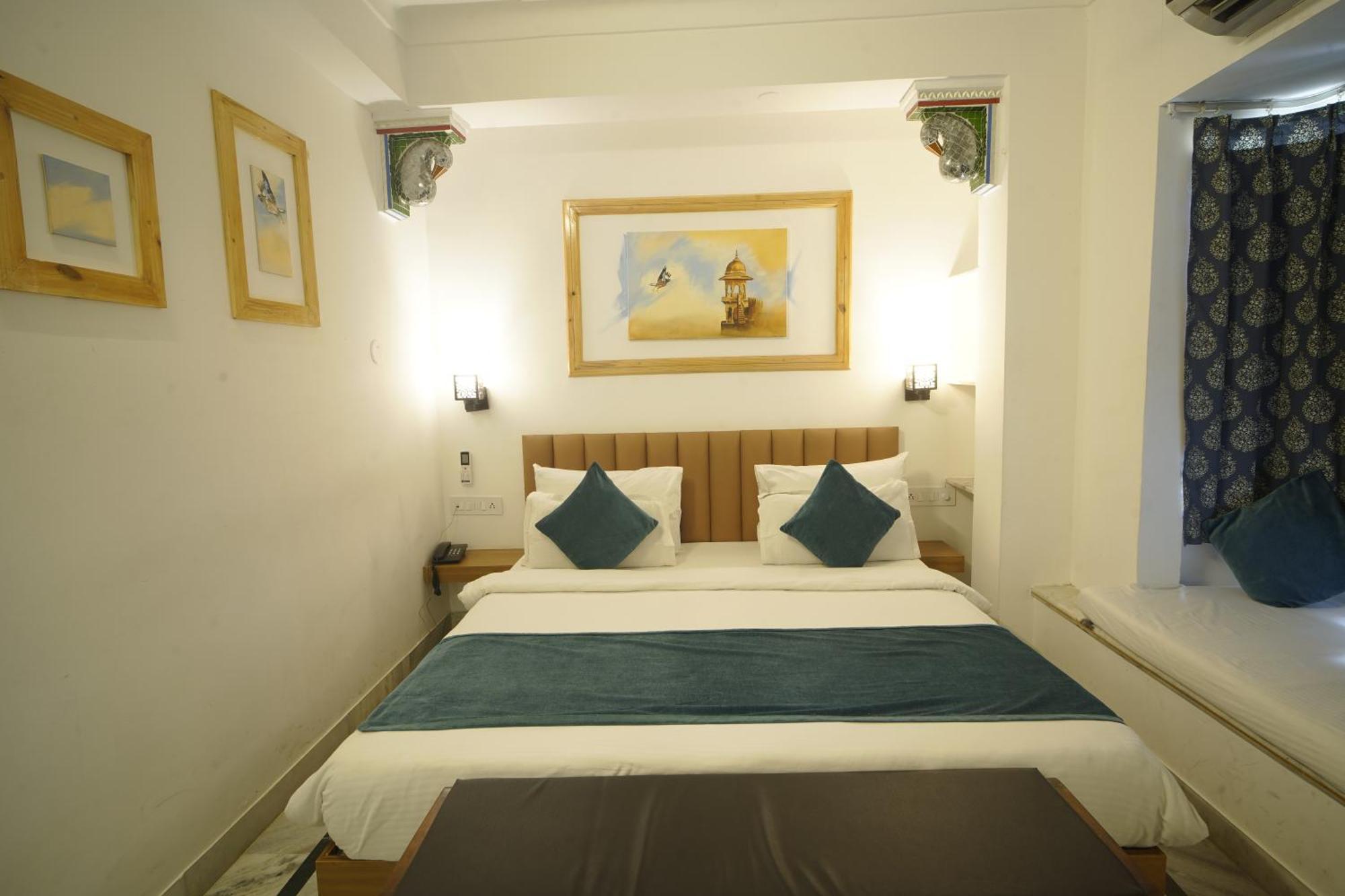 Hotel Udai Niwas By The Lake Udaipur Exterior photo