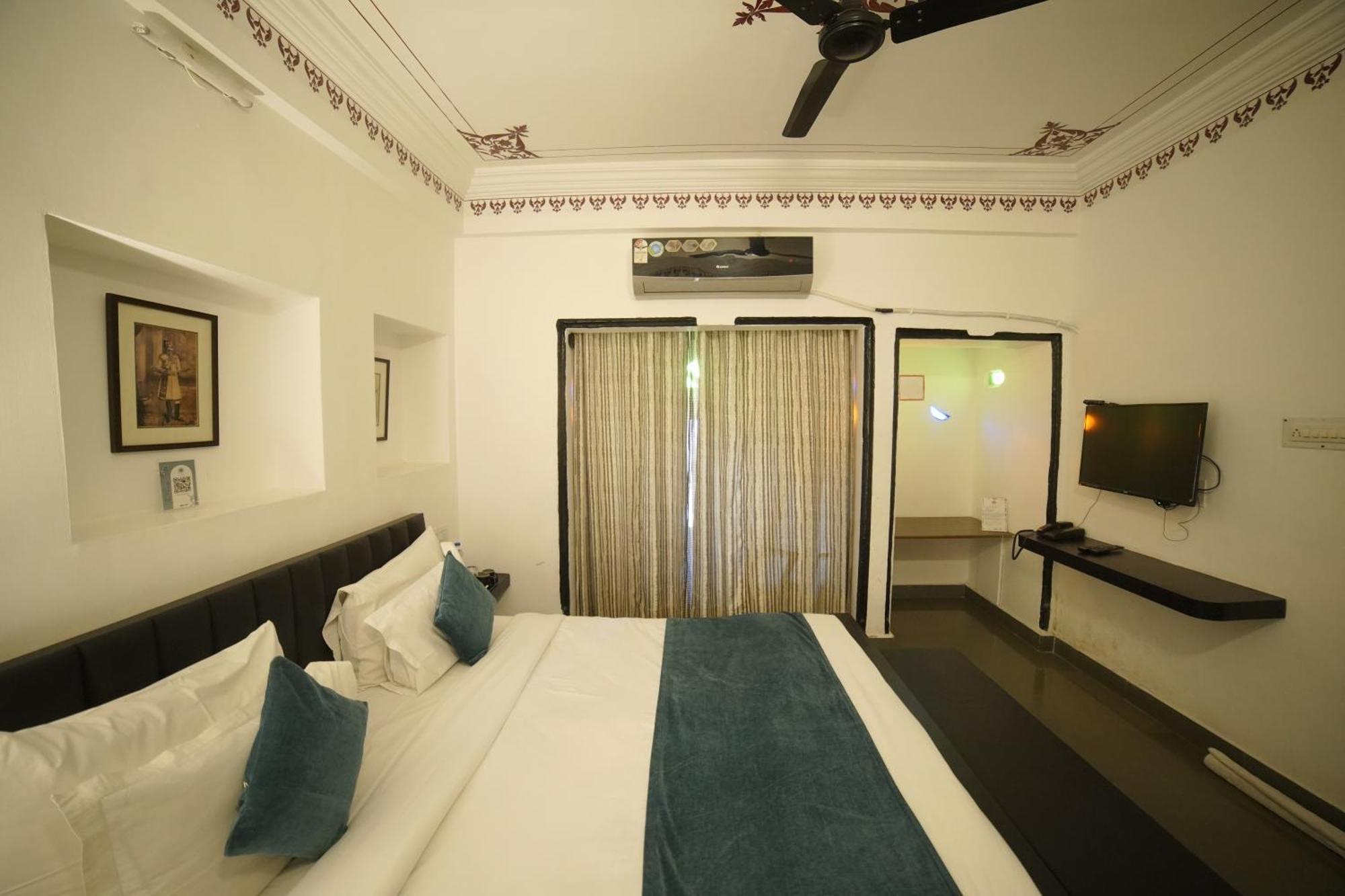 Hotel Udai Niwas By The Lake Udaipur Exterior photo