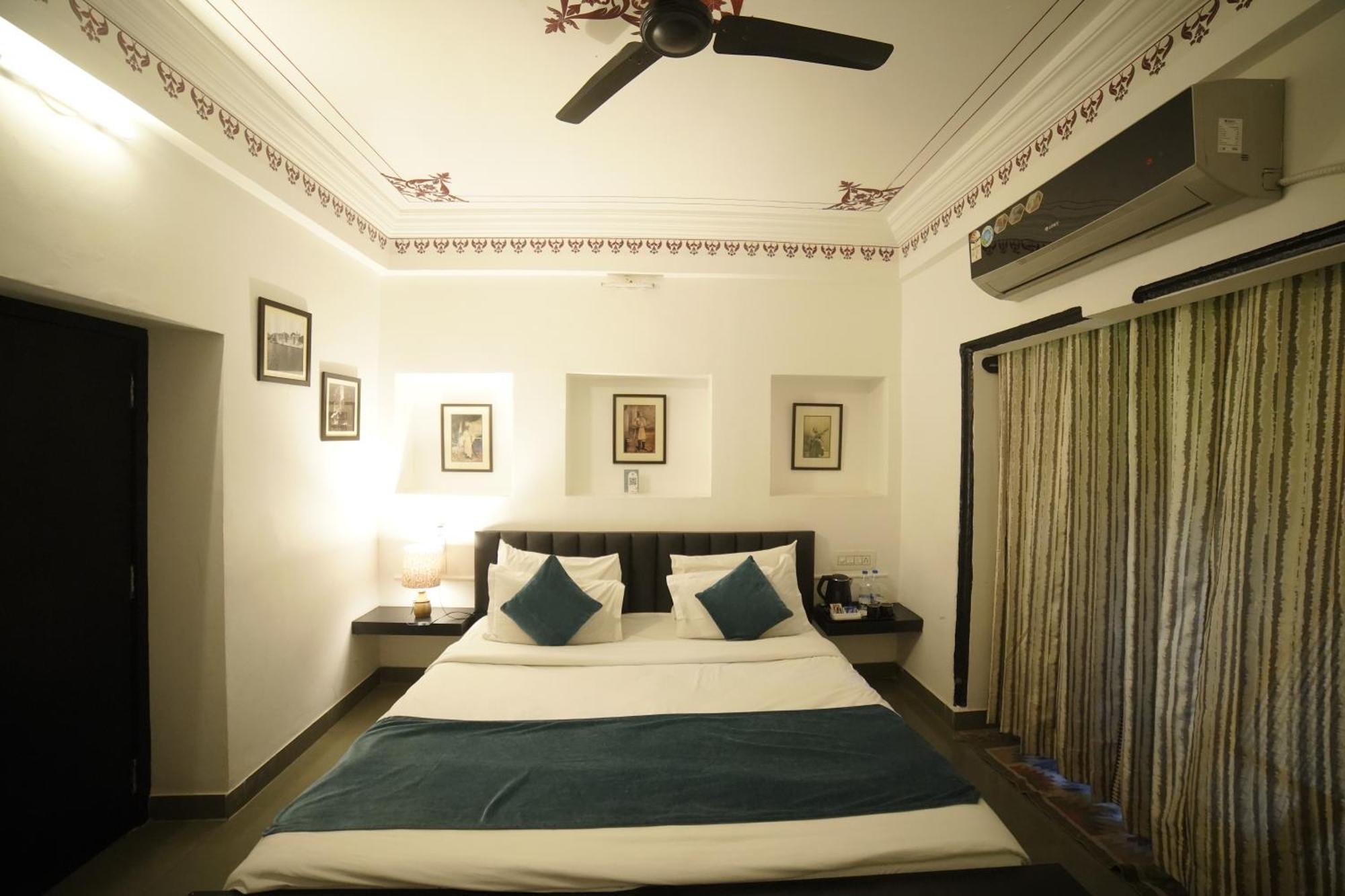 Hotel Udai Niwas By The Lake Udaipur Exterior photo