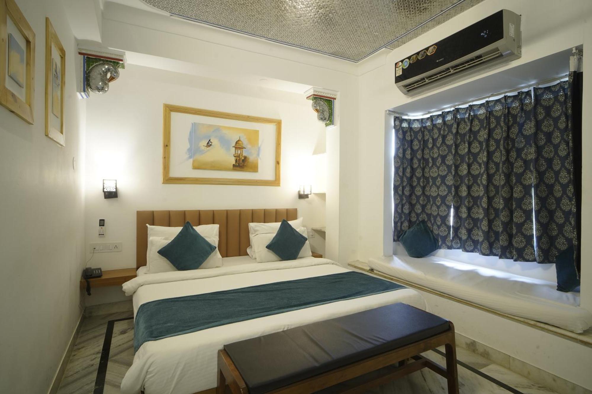 Hotel Udai Niwas By The Lake Udaipur Exterior photo