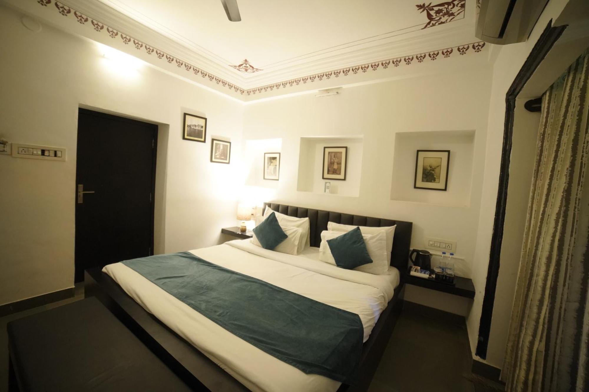 Hotel Udai Niwas By The Lake Udaipur Exterior photo