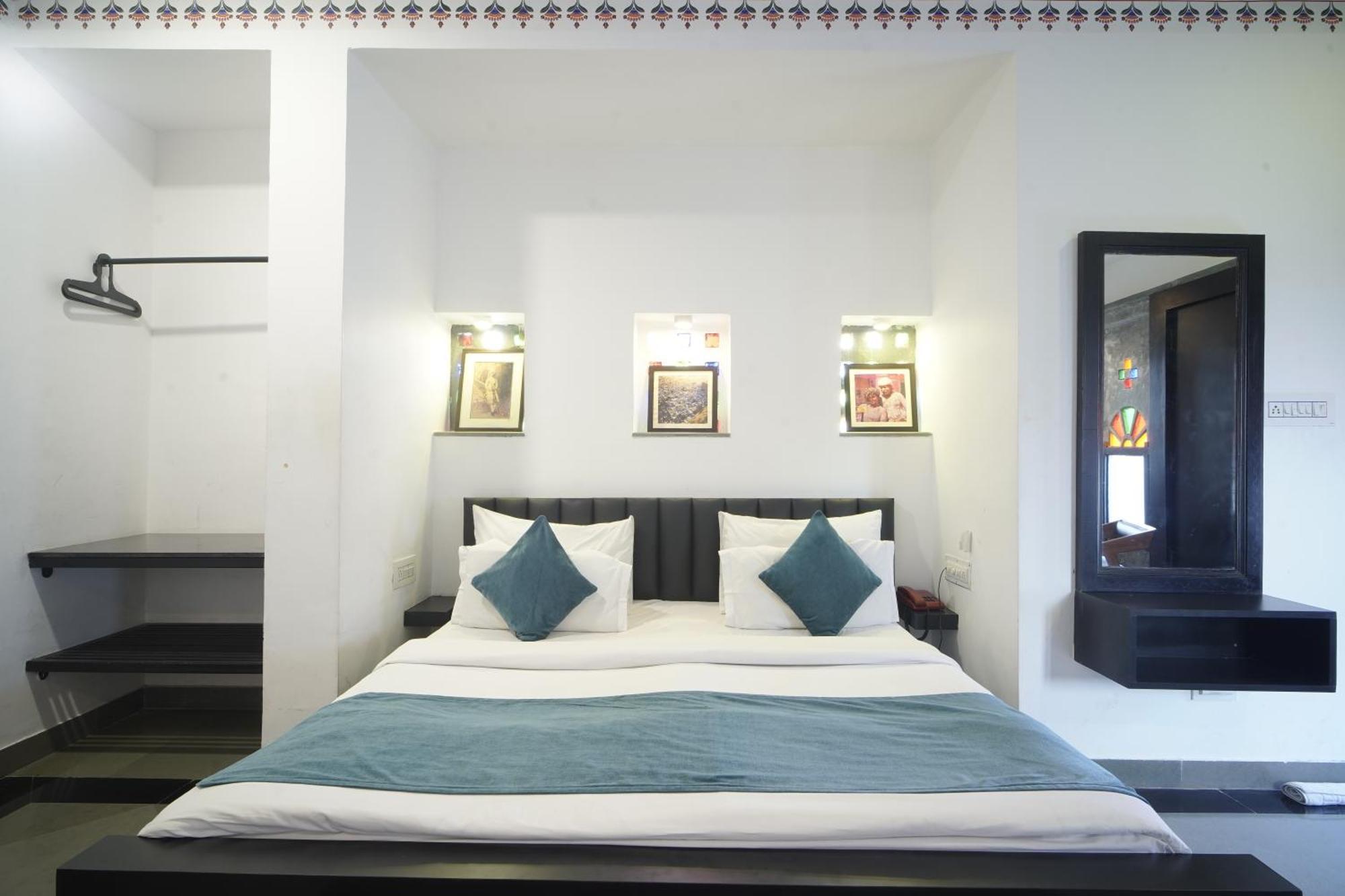 Hotel Udai Niwas By The Lake Udaipur Exterior photo