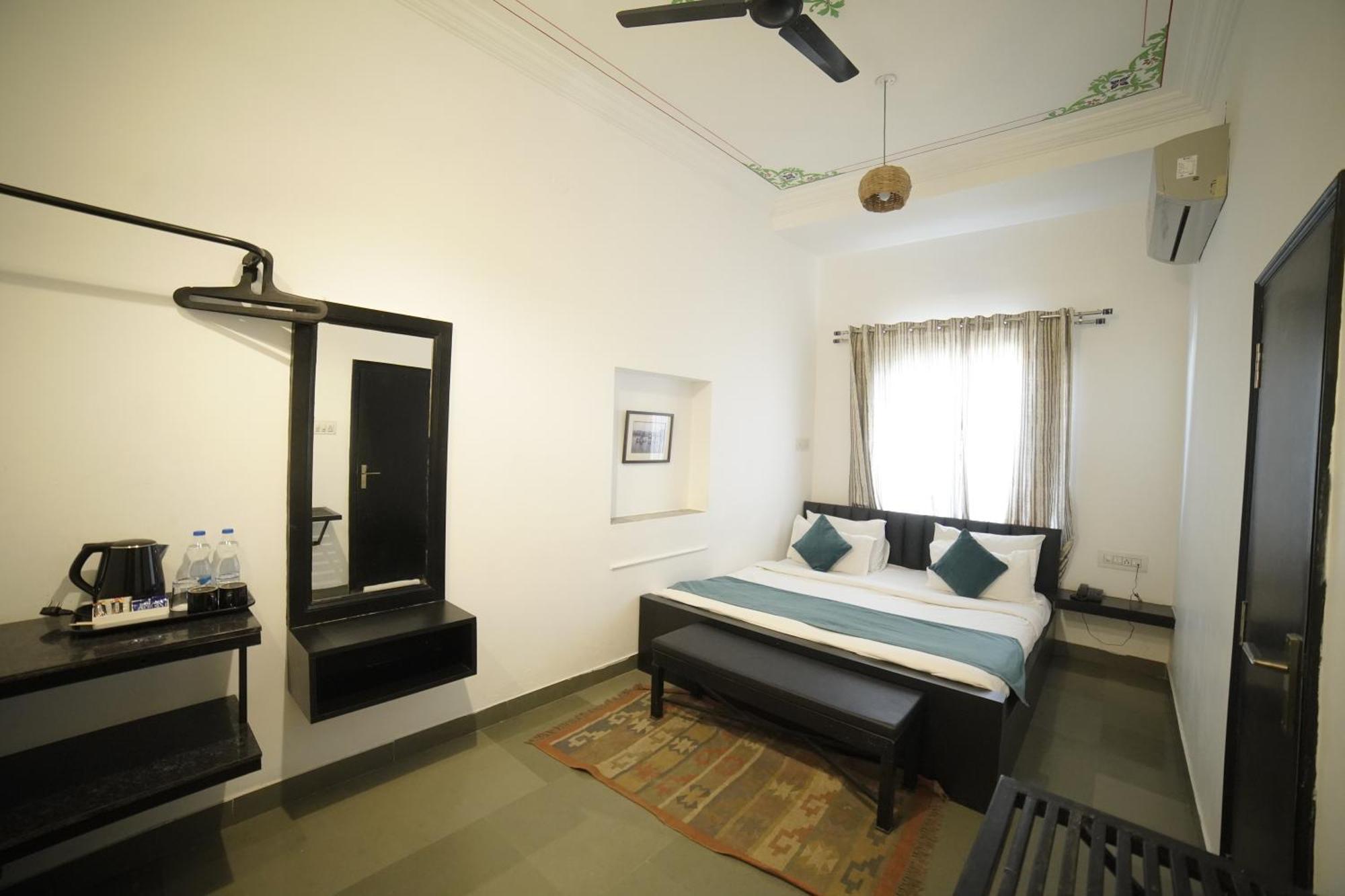 Hotel Udai Niwas By The Lake Udaipur Exterior photo