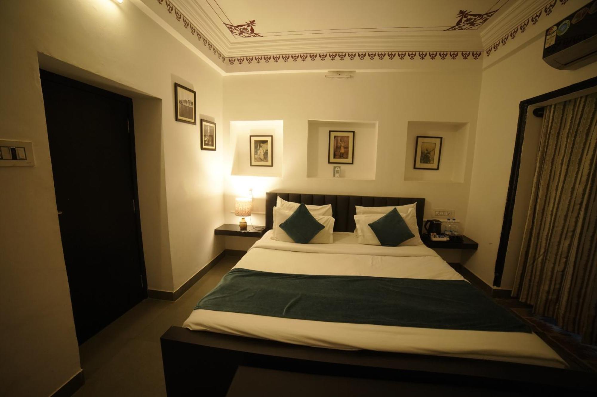 Hotel Udai Niwas By The Lake Udaipur Exterior photo